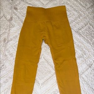 SEAMLESS GYM WORKOUT LEGGINGS GOLDYELLOW WORN ONCE